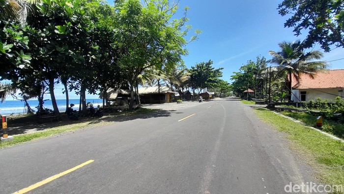 Ruas jalan pansela yang paling dekat dengan pesisir pantai Ciparanti