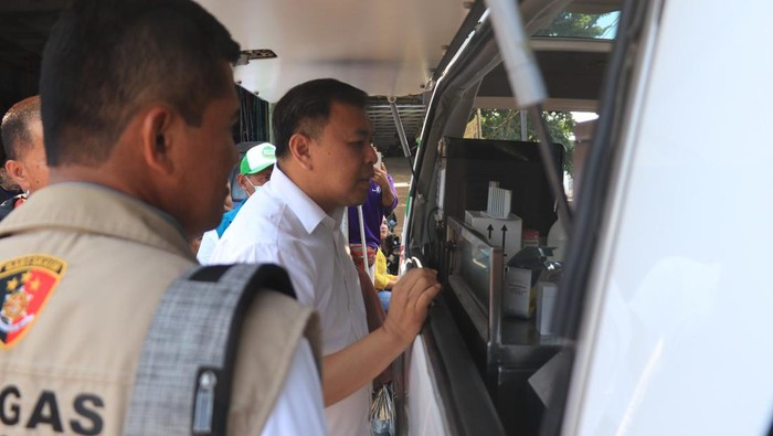 Satgas Pangan Polda Jabar saat melihat proses uji keamanan bahan pokok yang dijual di Pasar Kota Bandung