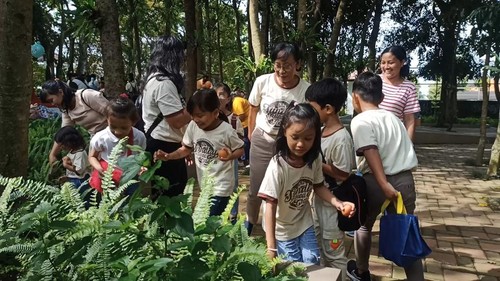Sejumlah anak sekolah minggu GKPB Immanuel Tabanan mencari telur dalam perayaan Paskah yang digelar PGRM Duta Kristama di Taman Bunda PAUD, Lapangan Alit Saputra, Minggu (9/4/2023). (chairul amri Simabur/detikBali)