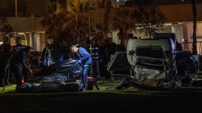 Serangan Mobil di Tel Aviv Israel Menewaskan Satu Turis Italia Sebuah mobil menabrak sekelompok orang di dekat taman tepi laut di Tel Aviv, Israel. Seorang turis Italia tewas akibat serangan tersebut.