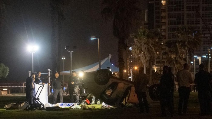 Sebuah mobil menabrak sekelompok orang di dekat taman tepi laut di Tel Aviv, Israel. Seorang turis Italia tewas akibat serangan tersebut.