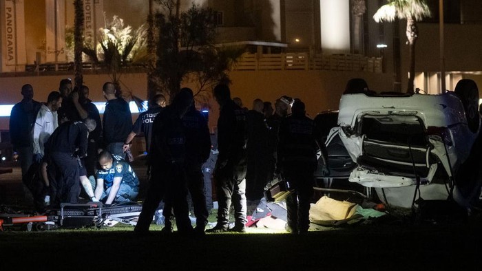 Serangan Mobil di Tel Aviv Israel Menewaskan Satu Turis Italia Sebuah mobil menabrak sekelompok orang di dekat taman tepi laut di Tel Aviv, Israel. Seorang turis Italia tewas akibat serangan tersebut.