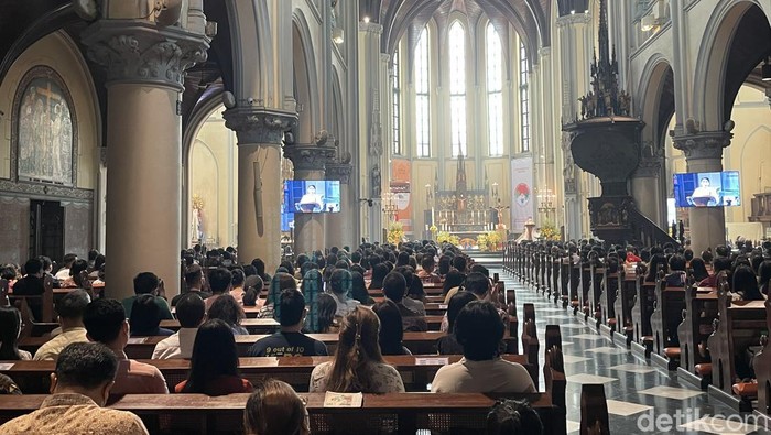 Suasana puncak perayaan Paskah di Gereja Katedral Jakarta, Minggu (9/4/2023). (Silvia Ng/detikcom)
