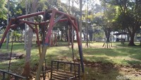 Tak hanya patung dinosaurus dan tokoh komik. Taman ini juga mempunyai beberapa wahana permainan seru. (Foto: Erick Disy Darmawan/detikJabar)