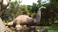 Patung dinosaurus itu memiliki ukuran yang berbeda. Patung pertama tingginya 17 meter dan panjang 25 meter. Yang kedua, tingginya 3 meter dan panjang 4 meter. (Foto: Erick Disy Darmawan/detikJabar)