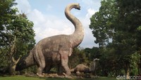 Di taman ini terdapat dua patung dinosaurus berukuran raksasa. Dua patung dinosaurus itu jenis Brachiosaurus. (Foto: Erick Disy Darmawan)