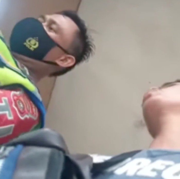 Tangkapan layarr video viral oknum polantas di Palembang dituding menerima uang dari pelanggar.