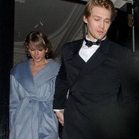 Di 2019, keduanya tampil bersama di acara after party BAFTA. Ini menjadi penampilan perdana Taylor dan Joe di acara formal. Foto: dok. Getty Images