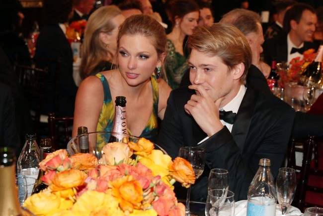 Sepanjang tahun hubungan mereka, keduanya pun tidak jarang dirumorkan telah bertunangan. Sejumlah penggemar bahkan pernah berspekulasi bahwa Taylor Swift dan Joe Alwyn telah menikah.Foto: dok. Getty Images