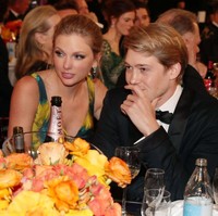Sepanjang tahun hubungan mereka, keduanya pun tidak jarang dirumorkan telah bertunangan. Sejumlah penggemar bahkan pernah berspekulasi bahwa Taylor Swift dan Joe Alwyn telah menikah.Foto: dok. Getty Images