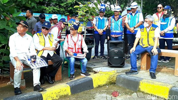 Tiga Menteri Kabinet mengecek kesiapan mudik di Tol Japek, Minggu (9/4/2023).