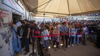 Sejumlah calon penumpang kapal antre di loket tempat penukaran tiket di Pelabuhan Batu Ampar, Batam, Kepulauan Riau, Minggu (9/4/2023).