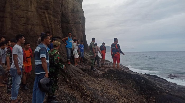 Tim SAR bersama masyarakat mencari Sadikin (12) yang hilang tergulung ombak saat memancing di perairan Pantai Batu Cincin, Desa Numba, Kecamatan Nangapanda, Kabupaten Ende, NTT, Minggu (9/4/2023) sekitar pukul 11.00 Wita.