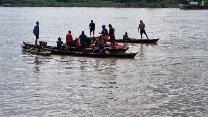 Tim SAR gabungan mengevakuasi korban tenggelam. (Foto: Istimewa)