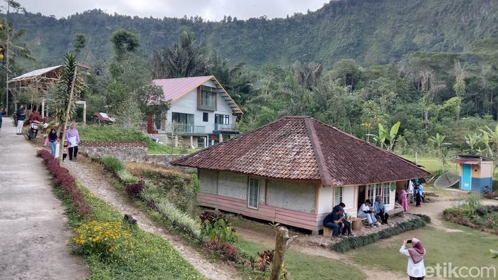 Vila di belakang rumah Abah Jajang