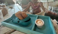 Plating atau mendekorasi makanan di atas piring dibutuhkan untuk membuat orang yang makan makin senang. Tapi nggak begini juga, kali...