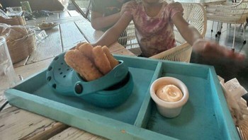 Entah apa yang dipikirkan ketika menyajikan fish sticks di atas Croc. Foto: yomama3109 via Bored Panda  
