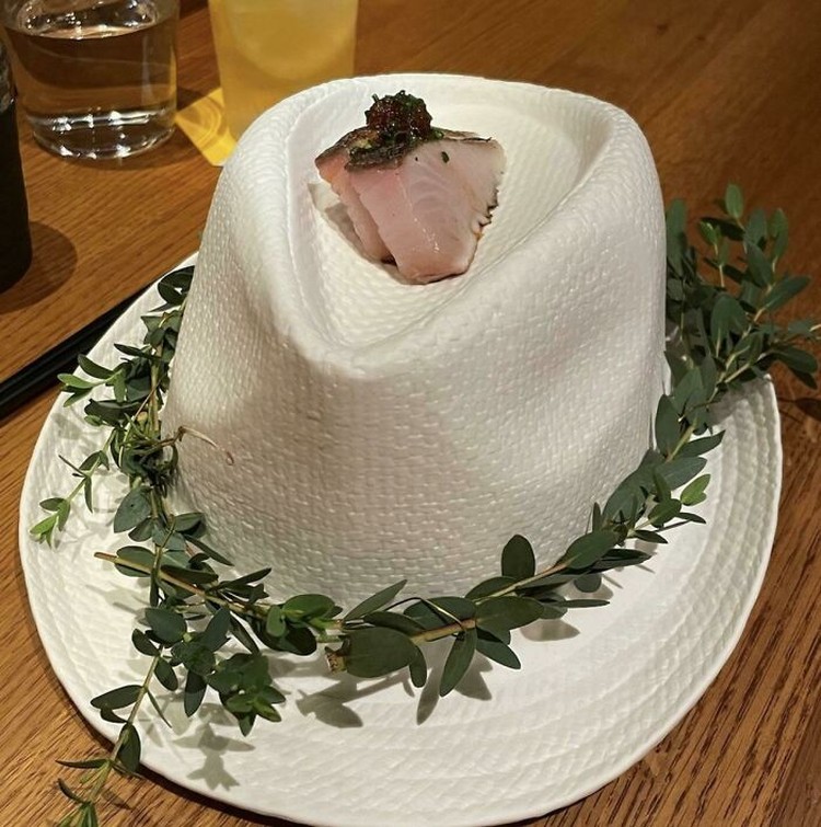 Plating atau mendekorasi makanan di atas piring dibutuhkan untuk membuat orang yang makan makin senang. Tapi nggak begini juga, kali...