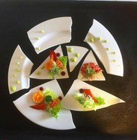 Plating atau mendekorasi makanan di atas piring dibutuhkan untuk membuat orang yang makan makin senang. Tapi nggak begini juga, kali...