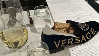Roti ini disajikan di atas sepatu Versace. Nggak bohong. Foto: trublue4u22 via Bored Panda