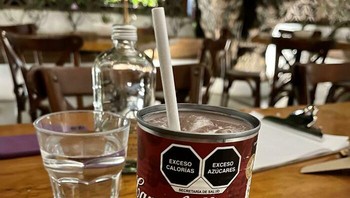 Sebuah cocktail yang disajikan di kaleng sup brokoli. Foto: Ok-Professional1355 via Bored Panda