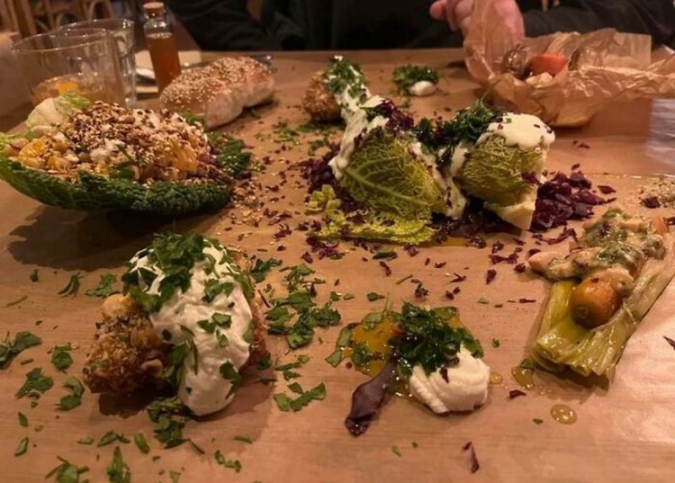 10 Hidangan di Restoran yang Bikin Pelanggannya Protes, Kenapa Begini, Sih? Plating atau mendekorasi makanan di atas piring dibutuhkan untuk membuat orang yang makan makin senang. Tapi nggak begini juga, kali...