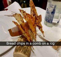 Plating atau mendekorasi makanan di atas piring dibutuhkan untuk membuat orang yang makan makin senang. Tapi nggak begini juga, kali...