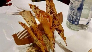 Apakah kamu makin nafsu makan melihat hidangan yang satu ini? Yang jelas, ada pelanggan yang protes dengan dekorasi ini. Foto: Savings-Note4851 via Bored Panda