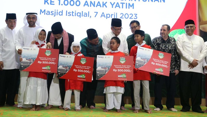 Pepsodent Herbal bersama Badan Amil Zakat Nasional (BAZNAS) memberikan santunan kepda anak yatim. Ada 1.000 anak yatim piatu dari Jabodetabek yang menerima santunan.