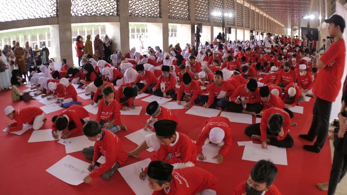 Pepsodent Herbal bersama Badan Amil Zakat Nasional (BAZNAS) memberikan santunan kepda anak yatim. Ada 1.000 anak yatim piatu dari Jabodetabek yang menerima santunan.