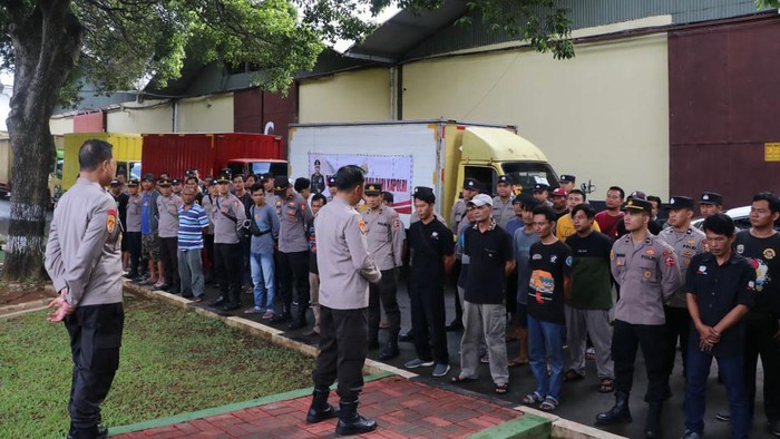 30.000 Ribu paket bansos dari Kapolri, berupa sembako, disebar ke Jakarta, Banten dan Jabar.