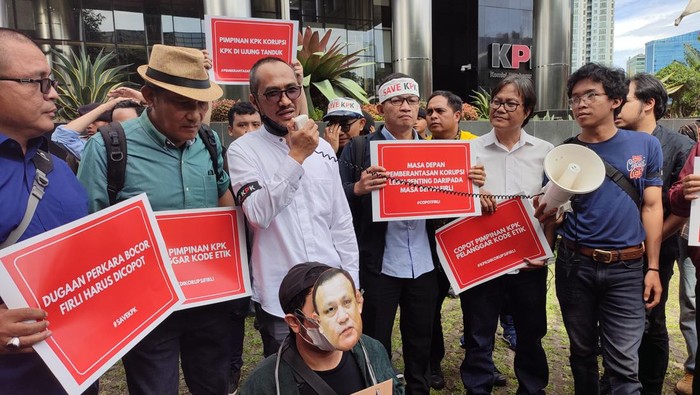 Abraham Samad dkk di depan KPK (Wilda-detikcom)