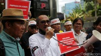 Abraham Samad melakukan orasi dalam aksi tolak #KPKDikorupsi di depan gedung KPK.