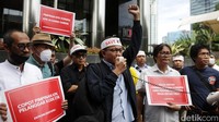 Selain berorasi, mereka juga membentangkan sejumlah poster bertuliskan Copot Pimpinan KPK Pelanggar Kode Etik dan Pimpinan KPK Korupsi KPK Di Ujung Tanduk.