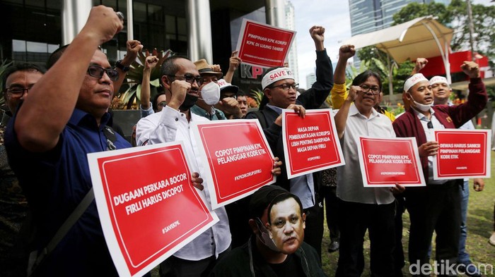 Abraham Samad hingga Saut Situmorang Demo di KPK Mantan pimpinan KPK seperti Abraham Samad dan Saut Situmorang turun gunung melakukan aksi tolak #KPKDikorupsi di Gedung Merah Putih KPK, Jakarta, Senin (10/4/2023). Mereka meneriakkan 'copot Firli'.