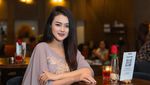 5 Potret Adelia Zizi yang Rindu Rebutan Gorengan Saat Bukber Keluarga