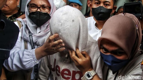 AG (15), pacar Mario Dandy Satriyo divonis 3,5 tahun penjara dalam kasus penganiayaan Cristalino David Ozora (17) dalam sidang di Pengadilan Negeri Jakarta Selatan, Seni (10/4/2023). AG terbukti terlibat dalam penganiayaan berencana.