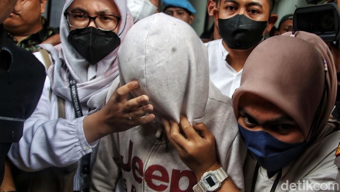 AG Pacar Mario Dandy Divonis 3,5 Tahun Penjara AG (15), pacar Mario Dandy Satriyo divonis 3,5 tahun penjara dalam kasus penganiayaan Cristalino David Ozora (17) dalam sidang di Pengadilan Negeri Jakarta Selatan, Seni (10/4/2023). AG terbukti terlibat dalam penganiayaan berencana.