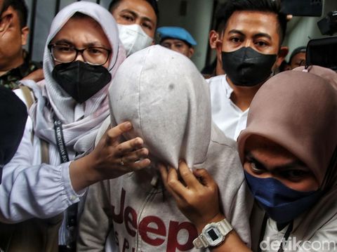 AG (15), pacar Mario Dandy Satriyo divonis 3,5 tahun penjara dalam kasus penganiayaan Cristalino David Ozora (17) dalam sidang di Pengadilan Negeri Jakarta Selatan, Seni (10/4/2023). AG terbukti terlibat dalam penganiayaan berencana.