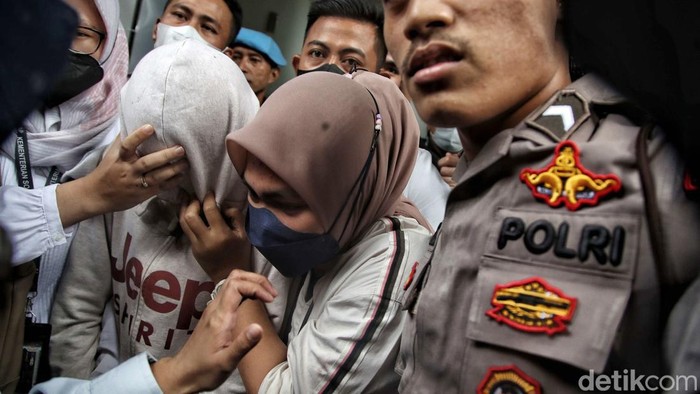 AG (15), pacar Mario Dandy Satriyo divonis 3,5 tahun penjara dalam kasus penganiayaan Cristalino David Ozora (17) dalam sidang di Pengadilan Negeri Jakarta Selatan, Seni (10/4/2023). AG terbukti terlibat dalam penganiayaan berencana.
