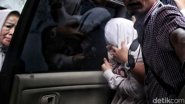 AG (15), pacar Mario Dandy Satriyo divonis 3,5 tahun penjara dalam kasus penganiayaan Cristalino David Ozora (17) dalam sidang di Pengadilan Negeri Jakarta Selatan, Seni (10/4/2023). AG terbukti terlibat dalam penganiayaan berencana.