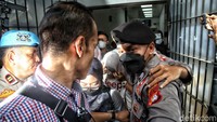 AG berjalan menuju mobil tahanan usai sidang vonis di Pengadilan Negeri Jakarta Selatan, Senin (10/4/2023).