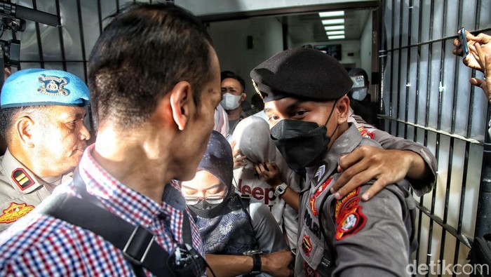 AG (15), pacar Mario Dandy Satriyo divonis 3,5 tahun penjara dalam kasus penganiayaan Cristalino David Ozora (17) dalam sidang di Pengadilan Negeri Jakarta Selatan, Seni (10/4/2023). AG terbukti terlibat dalam penganiayaan berencana.