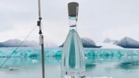 Melalui penelitian panjang, air mineral dengan merek Svalbarði Polar Blue Ice Edition dibanderol Rp 1,8 juta. Airnya berasal dari pegunungan es di kepulauan Svalbard. Foto: Luxe Digital