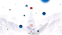 Desain botol air mineral ini dibuat ramah lingkungan dengan berkolaborasi bersama seniman Virgil Abloh. Sebotol air mineral termahal ini dipatok seharga Rp 3 juta. Foto: Luxe Digital