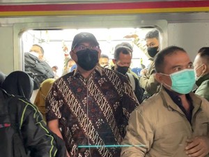 Jawab Netizen, Andre Rosiade Ngantor ke DPR Naik KRL