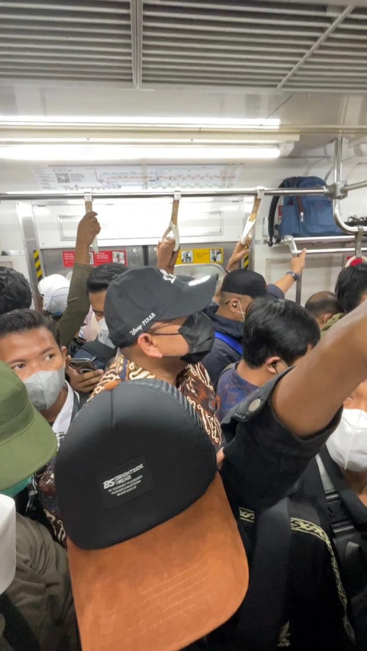 Andre Rosiade ngantor ke DPR naik KRL. (dok. Andre Rosiade).