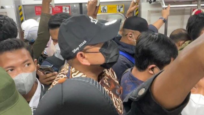 Andre Rosiade ngantor ke DPR naik KRL. (dok. Andre Rosiade).