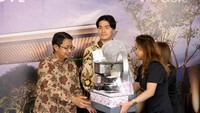 Pihak Manajemen dari PT Pakuan Tbk dan PT MC Urban Development Indonesia (MCUDI), anak perusahaan Mitsubishi Corporation melakukan saat serah terima (handover) cluster “The Grove” kepada pemilik unitnya di kawasan Shila at Sawangan, Depok, Jawa Barat.
