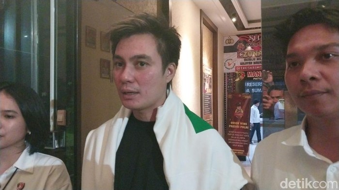 Baim Wong usai diperiksa di Polda Sumut.